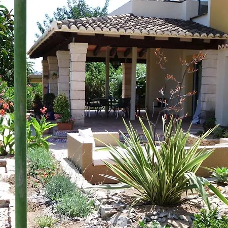 In The Caroline 德尼亚