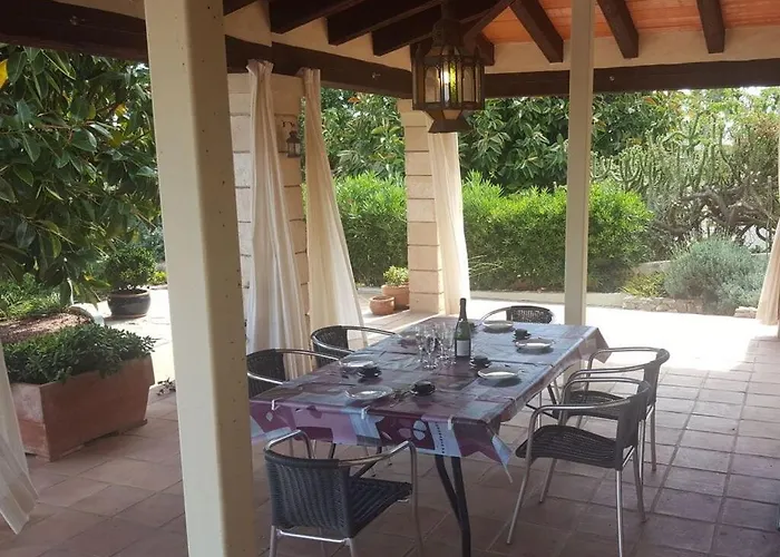 In The Caroline Nyaraló