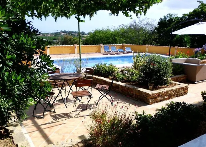 In The Caroline 데니아