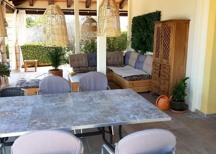 In The Caroline 데니아