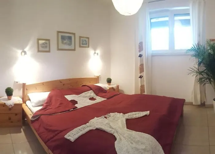 In The Caroline 데니아